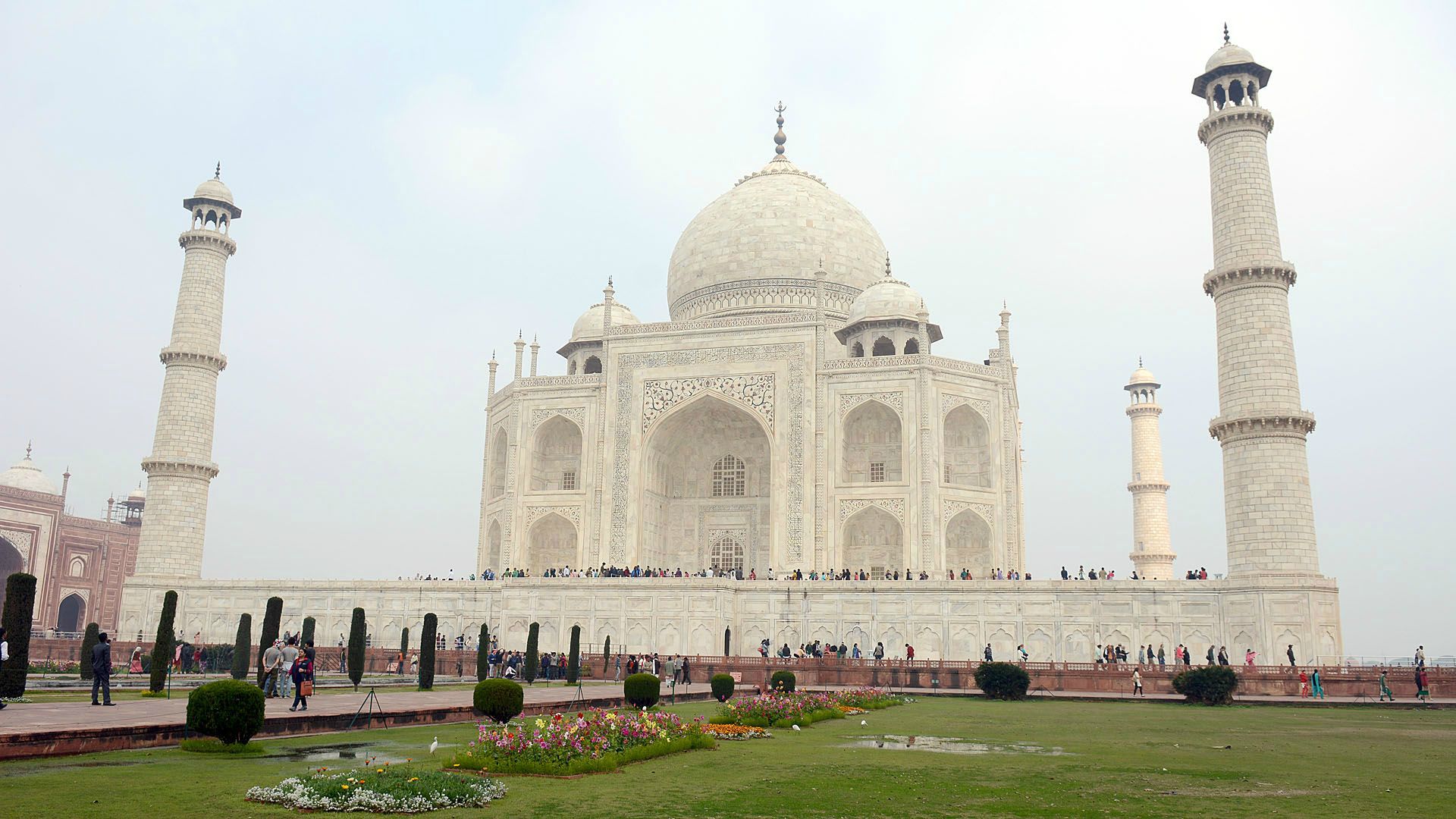 Taj Mahal - jeden z siedmiu cudów nowożytnego świata. Indyjskie Mauzoleum wzniesione przez Szahdżahana z Dynastii Wielkich Mogołów na pamiątkę ukochanej żony Mumtaz Mahal